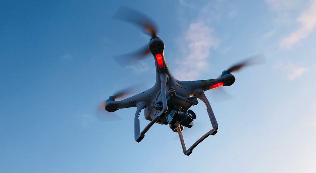 un drone caméra en plein vol - photo prise d'en dessous