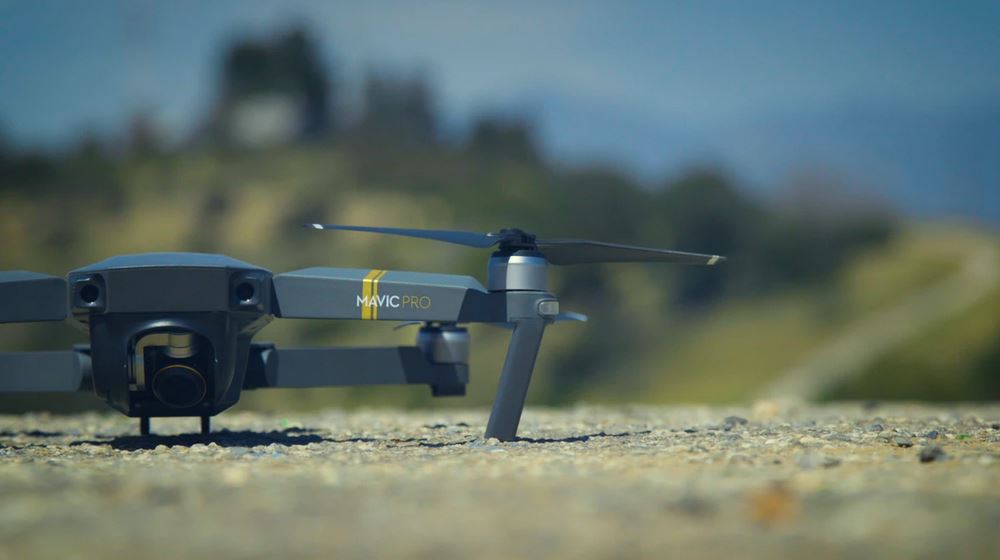 un drone de loisir mavic pro posé sur un mur