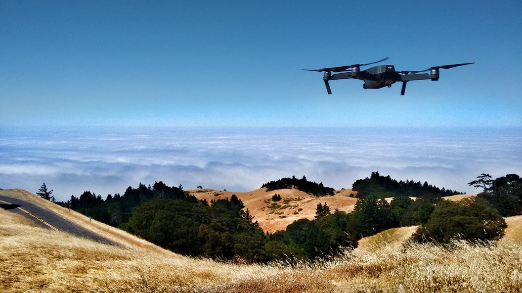 un drone mavic pro en vol au-dessus de la montagne et des nuages