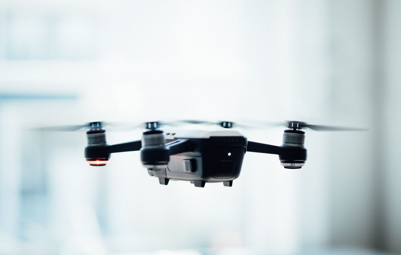 un mini drone noir en plein vol dans un appartement